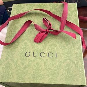Gucci 100 Magnetic Close Green Gift Box with ribbon
